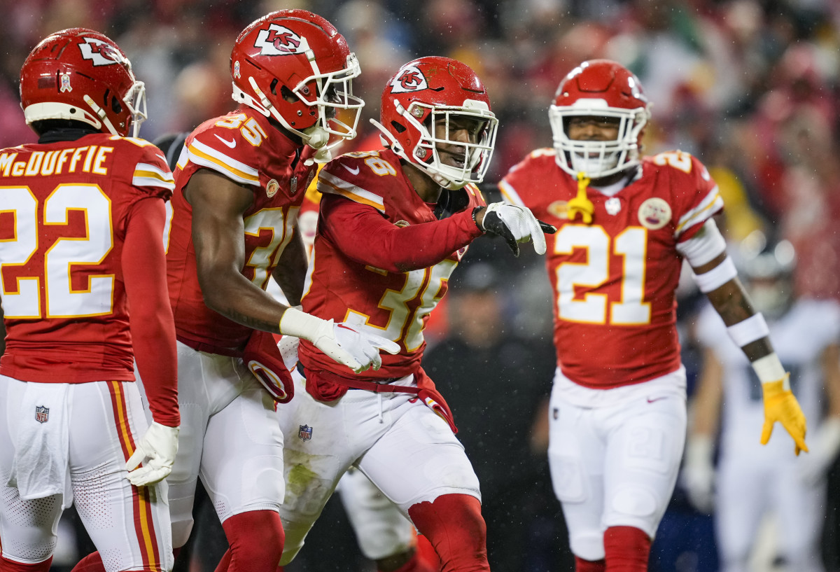 L’Jarius Sneed celebrates walking on the field with teammates